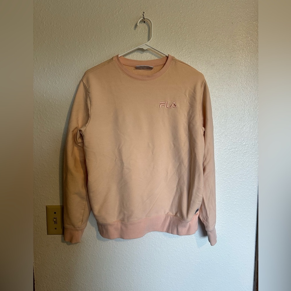 Women’s Fila peach colored sweatshirt with front pockets. Small